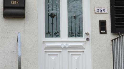 Holzhaustür in weiß mit zwei Lichtausschnitten 