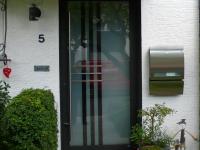 Aluminium-Haustür in schwarz mit Glasfüllung 