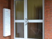 Aluminium-Haustür in weiß mit zwei Lichtausschnitten 