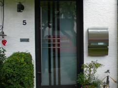 Aluminium-Haustür in schwarz mit Glasfüllung
