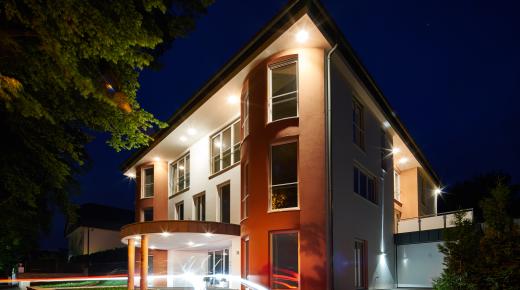 Neubau mit Kunststoff-Fenstern bei Nacht