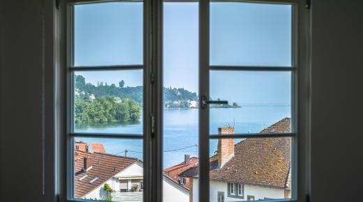 PaXretro Holzfenster im Baudenkmal mit Blick auf See