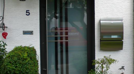 Aluminium-Haustür in schwarz mit Glasfüllung