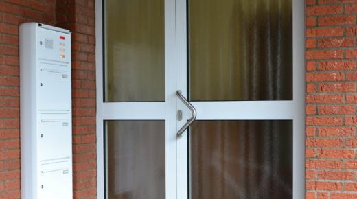 Aluminium-Haustür in weiß mit zwei Lichtausschnitten 