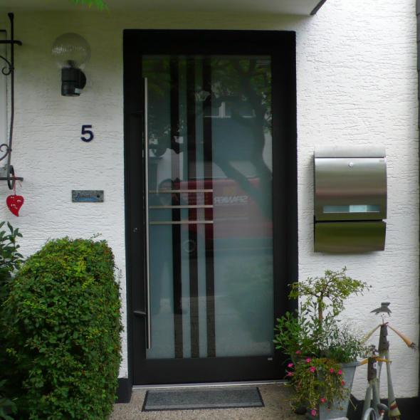 Aluminium-Haustür in schwarz mit Glasfüllung 