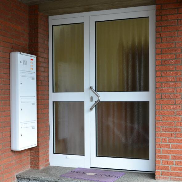 Aluminium-Haustür in weiß mit zwei Lichtausschnitten 