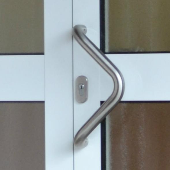 Stoßgriff aus Edelstahl in Dreiecksform 